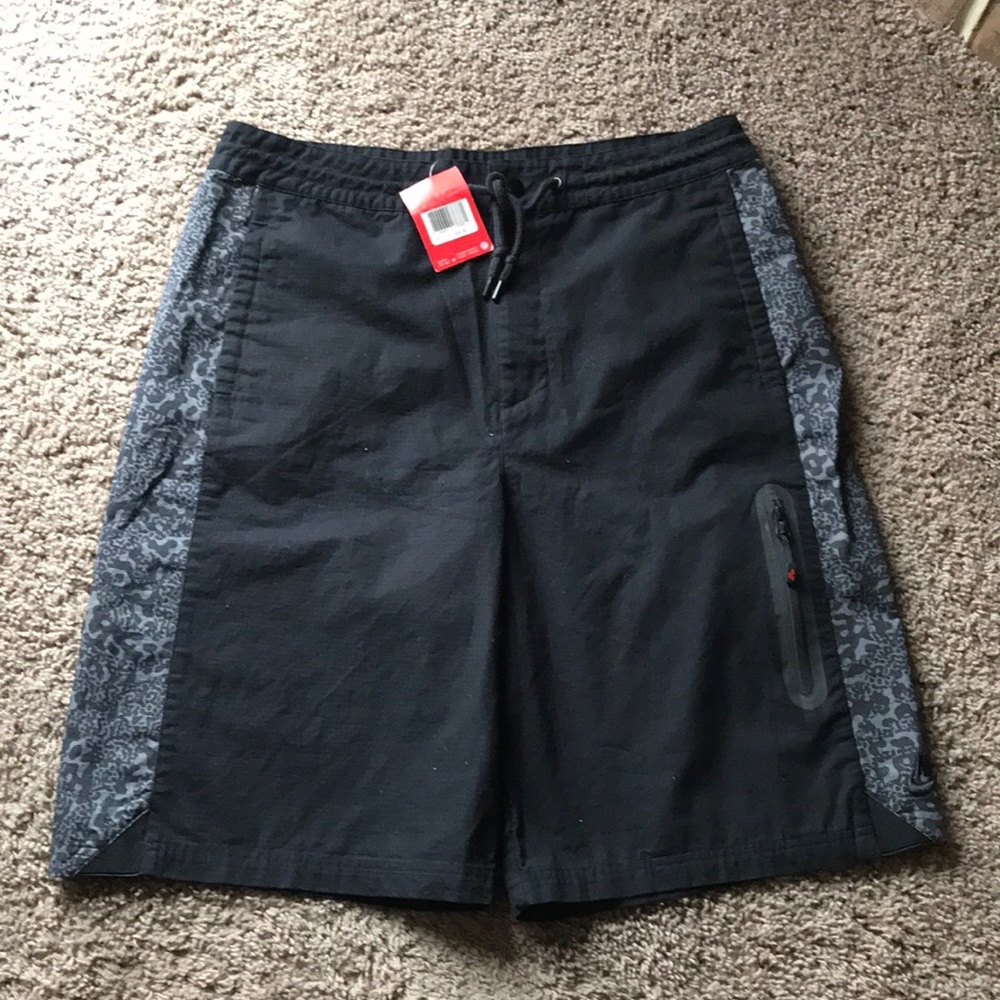 Men’s Nike woven basketball leisure shorts L NWT
